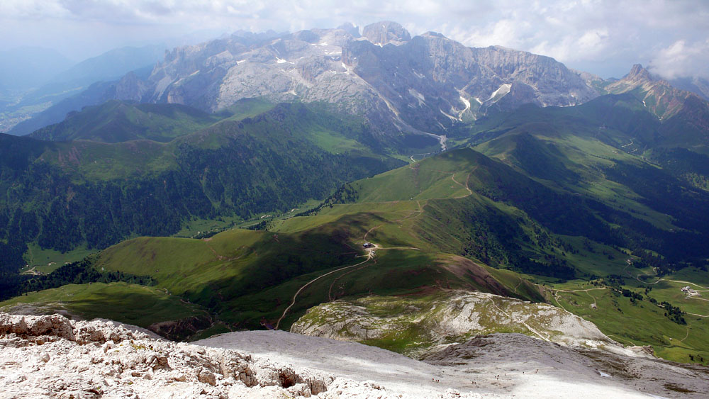 Oscar Schuster Steig070.JPG - Runter geht's zur Plattkofelhütte. Im Hintergrund der Rosengarten.